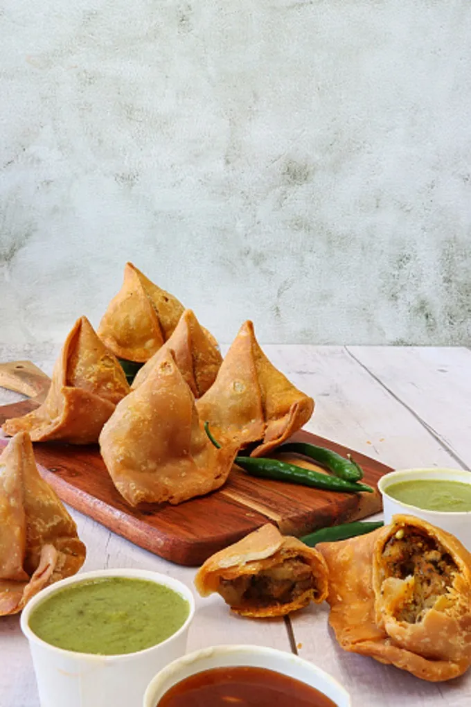Crisp samosas with chutney